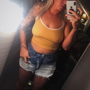 Summertime hello yellow crop tank 🌻